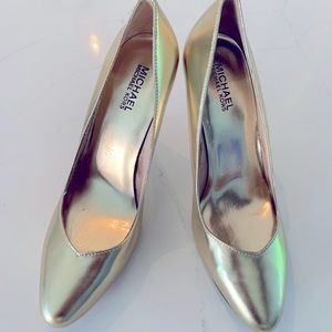 Gold leather Michael Kors pumps